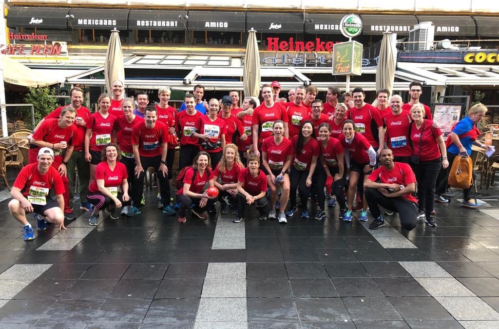 Coca-Cola medewerkers en Special Olympics sporters lopen samen Rotterdam Marathon