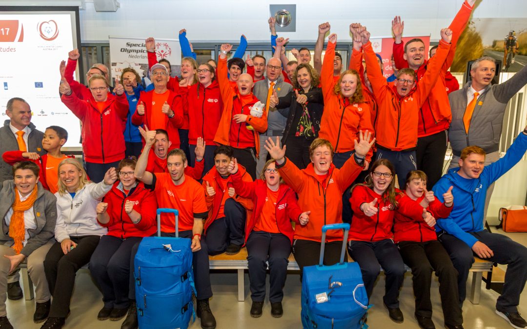 Minister Schippers zwaait Special Olympics Team NL uit